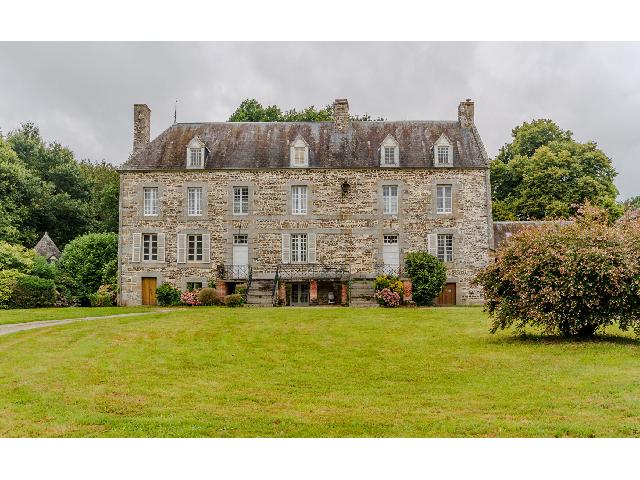 Gîtes/Chambres d'hôtes te koop in SAINT HILAIRE DU HARCOUET 50600 Manche Basse-Normandie France: Prachtig 18e-eeuws kasteel met bijgebouwen en een aangelegd terrein van 4 hectare. Vier hectare groen parklandschap, rijk aan eeuwenoude bomen, geheime hoekjes en diverse bijgebouwen, omringen dit his...