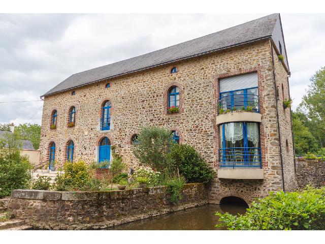 Huis te koop in MONTSURS 53150 Mayenne Pays de la Loire France: Onberispelijk gerenoveerd molenhuis met mooie tuinen, molenren en waterpartijen. Dit prachtig gerenoveerde en ruime molenhuis combineert de voordelen van zowel wonen in de stad als op het platteland.<br />
...
