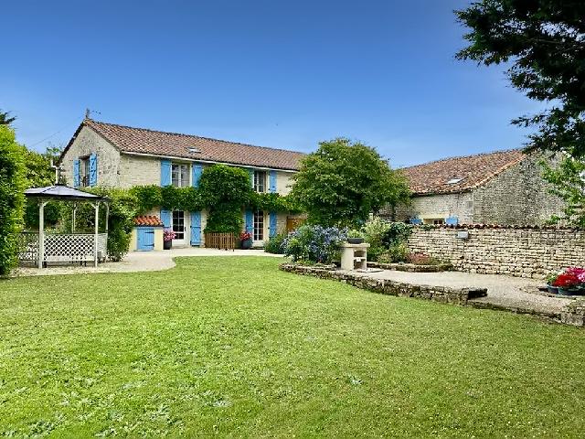 Ferienhaus/Pension zu verkaufen in NANCLARS 16230 Charente Frankreich. Ferienhauskomplex, 3-Schlafzimmer-Haus und 3 Ferienhäuser mit Pool. Entdecken Sie eine einzigartige Gelegenheit mit diesem reizenden Ferienhauskomplex. Er besteht aus einem geräumigen Haupthaus mit ...