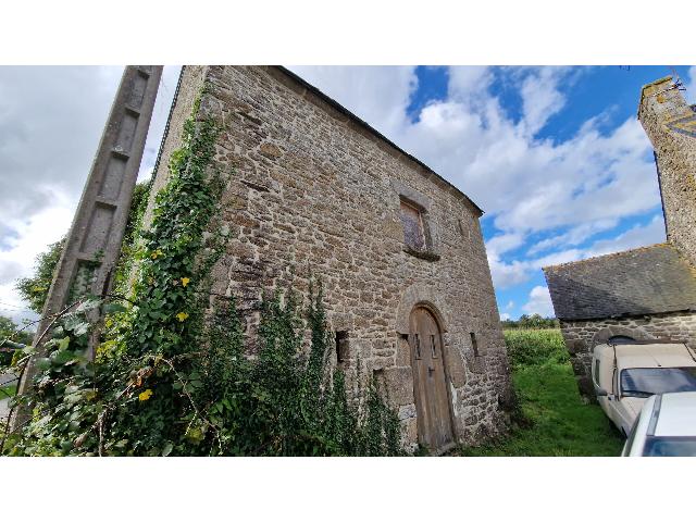 Huis te koop in LE MENE 22330 Côtes-d'Armor Bretagne France: Charmantes traditionelles Steingebäude zur Renovierung als kleines Haus oder Atelier mit Nebengebäude aus Stein und großem Außenbereich.<br />
In einem ruhigen Weiler auf dem Land bietet dieses Projekt...