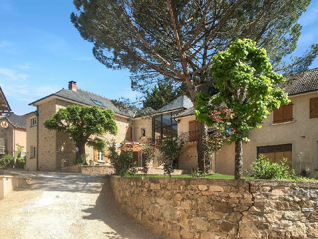 Huis te koop in DAMPNIAT 19360 Corrèze Limousin France: Stenen huis met 6 slaapkamers, een gîte met 2 slaapkamers, een schuur, 2 stallen en een hangar op een perceel van 8.985 m², maar er kan 2 hectare bijgebouwd worden. Gelegen in de gemeente DAMPNIAT, ...