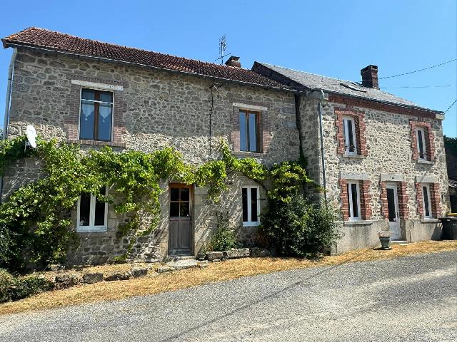 Huis te koop in SAINT PRIEST LA PLAINE 23240 Creuse Limousin France: Twee prachtige stenen huisjes, waarvan één volledig gerenoveerd en de andere nog af te werken is. Charmant paar stenen huisjes in het hart van het Creuse-landschap<br />
<br />
Grentelend in het hart van het ...