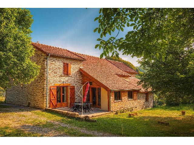 Haus zu verkaufen in SAINT SULPICE LAURIERE 87370 Haute-Vienne Frankreich. Atemberaubendes, komplett renoviertes Steinhaus mit 3,1 Hektar Land und atemberaubender Aussicht. Charmantes, renoviertes Steinhaus mit zusätzlichem, renovierungsbedürftigem Cottage, Scheunen und ü...
