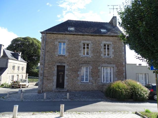 Gîtes/Chambres d'hôtes te koop in SAINT NICOLAS DU PELEM 22480 Côtes-d'Armor Bretagne France: Een halfvrijstaande woning met 7 slaapkamers in het centrum van het dorp. Deze stenen halfvrijstaande woning met 7 slaapkamers heeft een omheinde tuin en een bijgebouw en is gelegen in het stadje Sain...