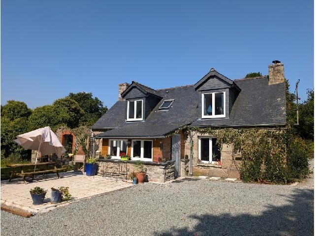 Huis te koop in MAEL CARHAIX 22340 Côtes-d'Armor Bretagne France: Vlakbij Locarn, een stenen huis met twee slaapkamers, een gîte met één slaapkamer, een garage en een stenen bijgebouw dat gerenoveerd moet worden. De huidige eigenaren hebben twee van de gebouwen g...