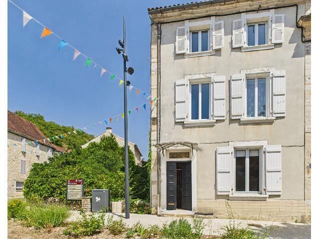 Huis te koop in CATUS 46150 Lot Midi-Pyrénées France: Ruime 6-slaapkamerwoning met terras en tuin. Deze charmante en ruime woning biedt 206 m² woonoppervlakte verdeeld over drie verdiepingen, compleet met terras en tuin.<br />
<br />
Vanuit de hal stapt u in een ...