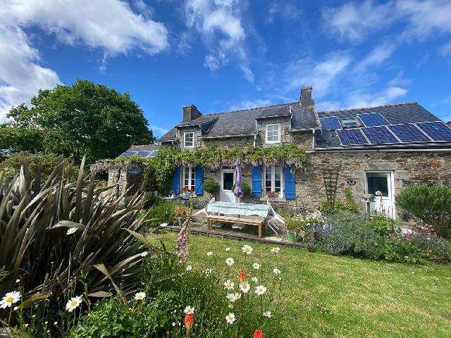 Huis te koop in HUELGOAT 29690 Finistère Bretagne Frankrijk: Zeer fraai stenen huisje met 3 slaapkamers en uitzicht op het platteland. Dit fraaie stenen huisje met 3 slaapkamers en 2 badkamers biedt een authentiek stukje Bretonse charme, compleet met uitzicht o...