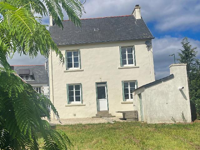 Huis te koop in PLONEVEZ DU FAOU 29530 Finistère Bretagne France: Charmante dorpswoning met 3 slaapkamers, tuin en bijgebouwen. Deze aantrekkelijke dorpswoning met 3 slaapkamers in het hart van Collorec biedt de perfecte balans tussen modern comfort en traditionele ...