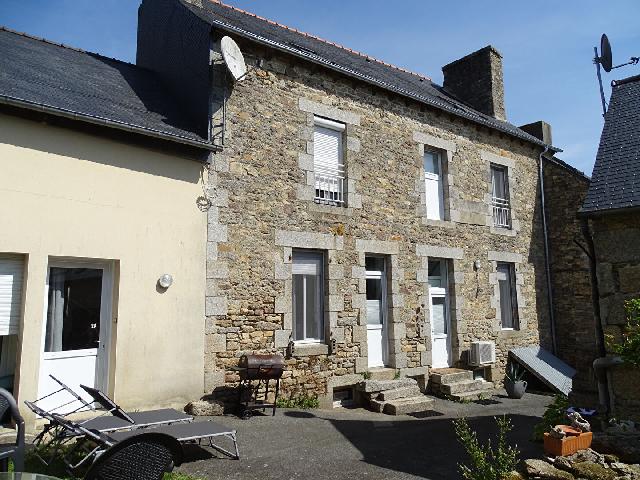 Gîtes/Chambres d'hôtes te koop in SAINT NICOLAS DU PELEM 22480 Côtes-d'Armor Bretagne France: Een huis met 5 slaapkamers, een appartement met één slaapkamer en een vrijstaand huisje met één slaapkamer, in het centrum van het dorp. Dit stenen huis met vijf slaapkamers is gelegen in Saint Ni...