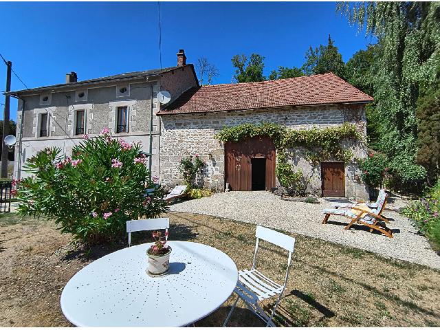 Huis te koop in AMBAZAC 87240 Haute-Vienne Limousin France: Prachtig gepresenteerd landhuis met 4 slaapkamers en een tuin van meer dan 1 hectare met een schitterend uitzicht. In een klein gehucht op slechts 8 minuten van het stadje Ambazac vindt u dit prachtig...