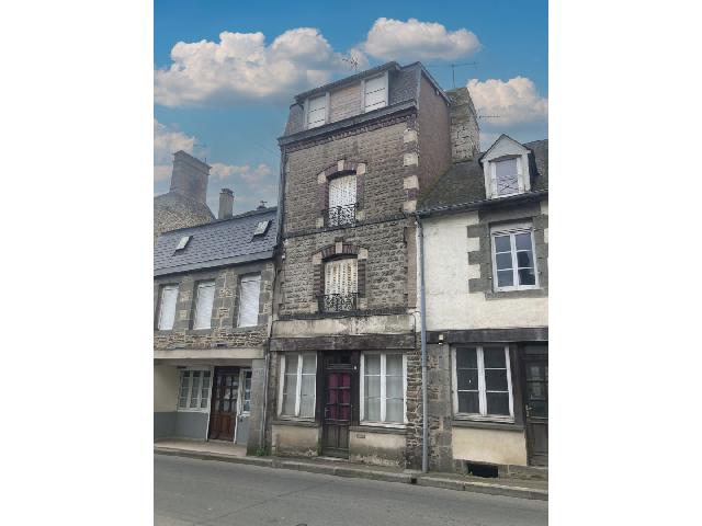 Huis te koop in COUTERNE 61410 Orne Basse-Normandie France: Te renoveren huis in Couterne, vlakbij Bagnoles de L'Orne, met 4 slaapkamers, eetkamer, kleine tuin, kelder en terras!<br />
<br />
Ontdek de mogelijkheden van dit charmante huis in de buurt van het populaire s...