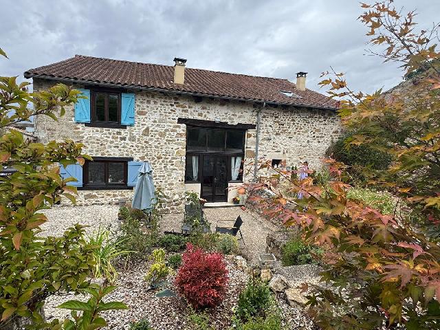 Huis te koop in BLANZAC 87300 Haute-Vienne Limousin France: Onberispelijke omgebouwde schuur van de hoogste standaard, met uitzonderlijke stijl en kwaliteit. Ongelooflijke omgebouwde schuur met uitzicht op het platteland. Vlakbij Bellac<br />
<br />
Gelegen in het hart ...