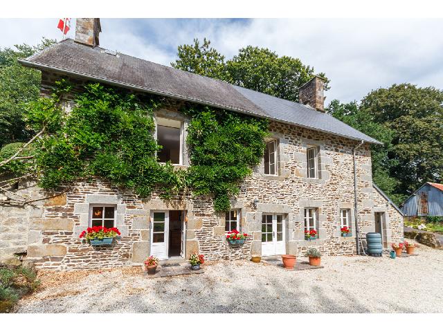 Huis te koop in BRECEY 50370 Manche Basse-Normandie France: Stenen huisje met 4 slaapkamers, gelegen op een privélocatie met bijgebouwen en land. Ontdek dit charmante huis te koop in de buurt van Brécey. Met een oppervlakte van 134 m² beschikt deze woning o...