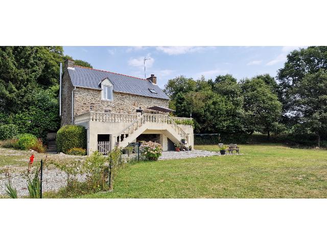 Huis te koop in LA CHEZE 22210 Côtes-d'Armor Bretagne France: Stenen cottage met 3 slaapkamers, goed gepresenteerd met een prachtig verhoogd terras, uitzicht, een werkplaats en een perceel van 1,2 hectare.<br />
Mis deze prachtige woning niet, comfortabel en stijlvol...
