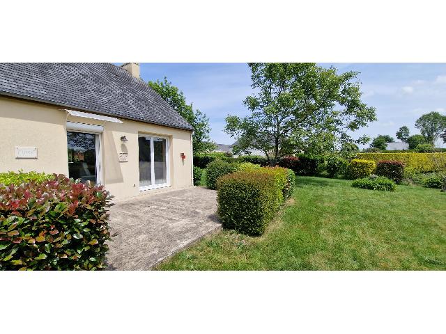 Huis te koop in LANGAST 22150 Côtes-d'Armor Bretagne Frankrijk: Goed gepresenteerde bungalow met 3 slaapkamers plus een bijgebouw met 1 slaapkamer en een badkamer met douche, prachtige tuin, terrassen en parkeergelegenheid.<br />
Deze woning is ontworpen voor perfect g...