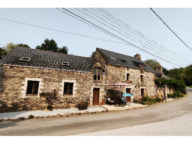 Huis te koop in PLUMELIAU BIEUZY 56930 Morbihan Bretagne France: Vrijstaande stenen woning, zwembad, grond, bijgebouwen. Charmante stenen woning met cottage, bijgebouwen, verwarmd zwembad en grond.<br />
<br />
Gelegen in een rustig gehucht, is deze charmante stenen woning v...