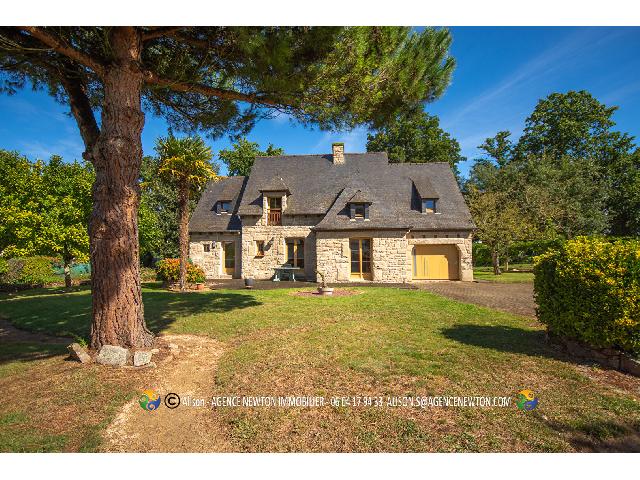 Huis te koop in DINAN 22100 Côtes-d'Armor Bretagne France: Prachtig huis van 130 m² met 4 slaapkamers en een tuin/terrein van 1200 m², gelegen in het hart van het middeleeuwse stadje Dinan.<br />
Buiten en tuinen<br />
De woning is toegankelijk via een elegante ijzer...