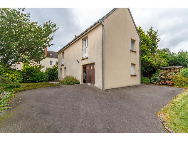 Huis te koop in SAINT POIS 50670 Manche Basse-Normandie France: Huis met 3 slaapkamers in het centrum van het dorp, ideaal als vakantiehuis. Ontdek dit ruime huis met 3 slaapkamers op loopafstand van het centrum (4 minuten), met een eigen tuin en privéparkeergele...