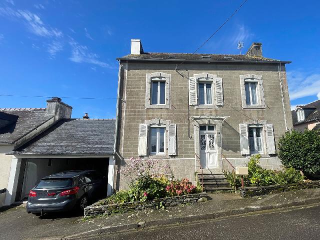 Huis te koop in CHATEAUNEUF DU FAOU 29520 Finistère Bretagne France: Imposante woning met 4 slaapkamers, garage en tuin. In het hart van Châteauneuf-du-Faou, op slechts een korte loopafstand van winkels, scholen en het prachtige kanaal Nantes-Brest, staat deze aantrek...