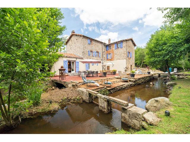 Haus&nbsp;zu verkaufen in&nbsp;BALLEDENT 87290 Haute-Vienne Frankreich. Eine atemberaubende ehemalige Wassermühle wartet darauf, von Ihnen bezogen und genossen zu werden. Am Rande eines kleinen Dorfes in der Nähe von Châteauponsac, im Herzen der Haute-Vienne, gelegen, ...