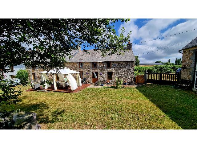 Huis te koop in LAURENAN 22230 Côtes-d'Armor Bretagne France: Stenen woning met 3 slaapkamers, landelijk gelegen, met terras, parkeerplaats, tuin, studio/werkplaats. Bent u op zoek naar een ruime, karaktervolle stenen woning op het zuiden, gelegen op het Bretons...