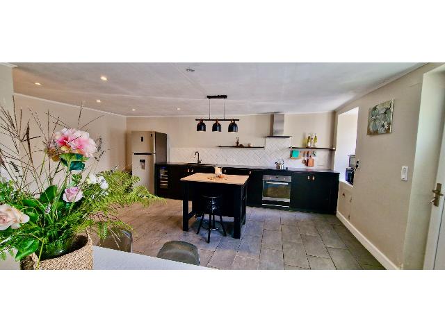 Huis te koop in GOMENE 22230 Côtes-d'Armor Bretagne France: Schattig stenen huisje, verrassend ruim, 3 slaapkamers, binnentuin, garage/werkplaats.<br />
Charmant stenen huis, ideaal als hoofdverblijfplaats, seizoensverhuur of onderhoudsvriendelijk vakantiehuis.<br />
Ge...