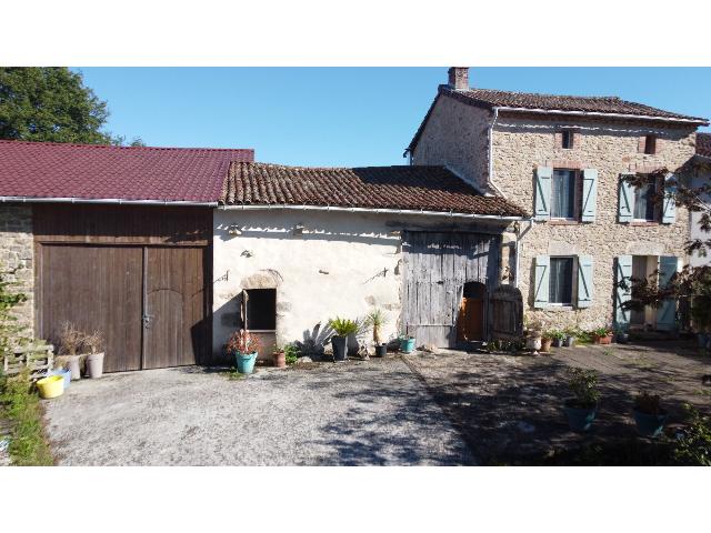 Huis te koop in VILLEFAVARD 87190 Haute-Vienne Limousin Frankrijk: Prachtige stenen boerderij met grote schuur en tuin van 1000 m². Gelegen in het hart van de Haute-Vienne, op slechts tien minuten van het charmante stadje Châteauponsac en vijftien minuten van Bella...