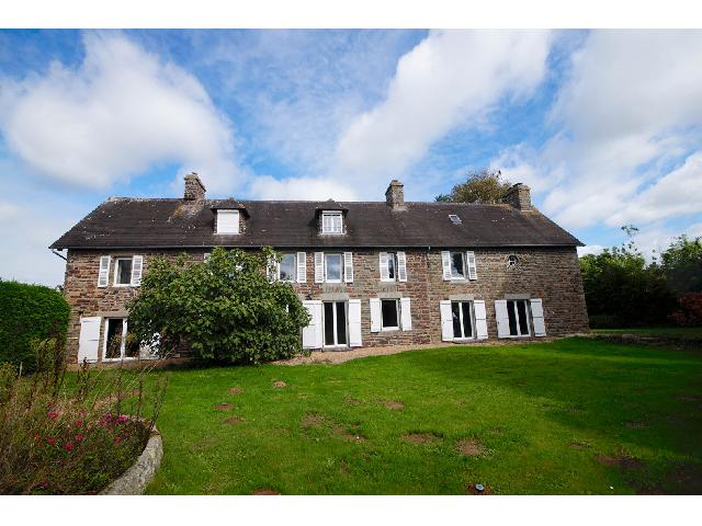 Huis te koop in ST SAUVEUR LA POMMERAYE 50510 Manche Basse-Normandie France: Ontdek dit charmante huis op slechts 15 minuten van de kust in de prachtige regio Manche in Normandië. Deze ruime woning beschikt over 10 kamers, waaronder 6 slaapkamers, en biedt een royale woonoppe...