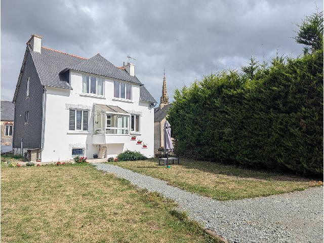 Huis te koop in TRÉBRIVAN 29270 Finistère Bretagne France: Woning met 3 slaapkamers en een tuin in het dorp Trébrivan. Deze woning is smaakvol gerenoveerd, waarbij veel originele elementen behouden zijn gebleven. Het interieur straalt charme uit, met veel aa...
