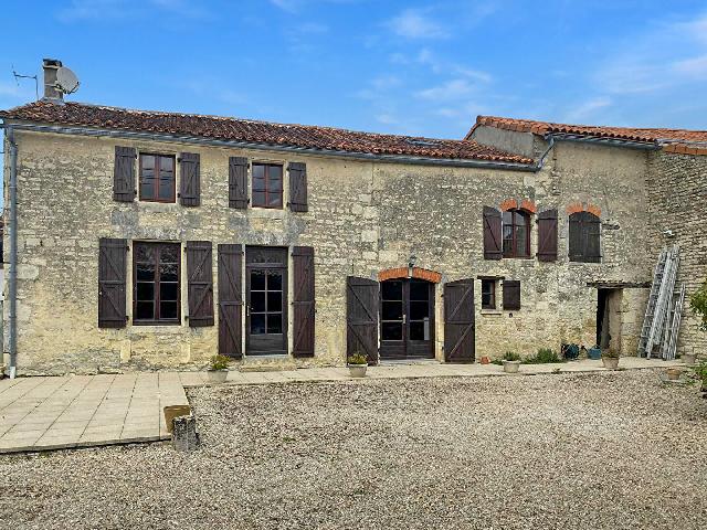 Haus zu verkaufen in ORADOUR 16140 Charente Frankreich. Steinhaus mit 3 Schlafzimmern, Scheune und Pool. Dieses wunderschön renovierte Bauernhaus in der Gemeinde Oradour besticht durch seinen Charme und authentischen Charakter und bietet die perfekte Misc...