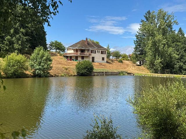 Haus&nbsp;zu verkaufen in&nbsp;RILHAC LASTOURS 87800 Haute-Vienne Frankreich. Atemberaubendes Anwesen mit privatem See und umliegendem Grundstück von 18.580 m². Im Herzen des Départements Haute Vienne, nahe dem Dorf Rilhac-Lastours, bietet dieses wunderschöne Anwesen eine s...