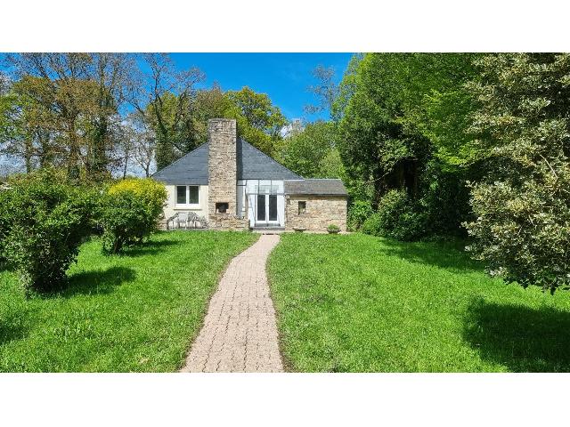 Huis te koop in LE HAUT CORLAY 22320 Côtes-d'Armor Bretagne France: Ruime vrijstaande woning met 4 slaapkamers, op loopafstand van Corlay. Deze charmante en royale woning met 4 slaapkamers op het zuiden is de perfecte kans voor iedereen die op zoek is naar een gezinsw...