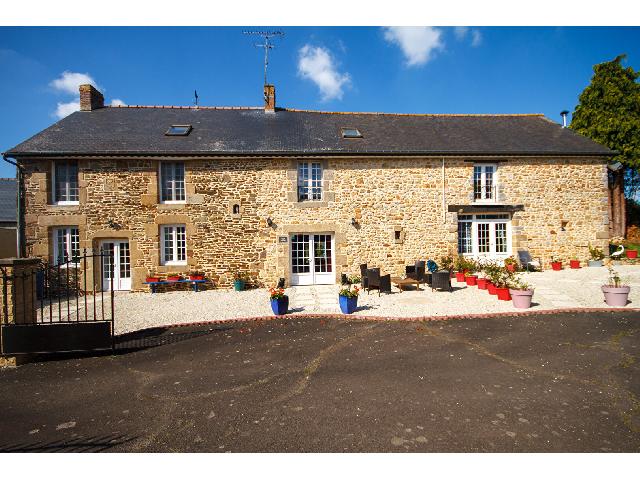 Huis te koop in SAINT JAMES 50240 Manche Basse-Normandie France: Stenen landhuis met zelfstandig bijgebouw, mooie tuin en schuren, gelegen in een klein gehucht. De huidige eigenaren hebben dit huis gerenoveerd tot een hoge standaard, wat een flexibele optie biedt v...