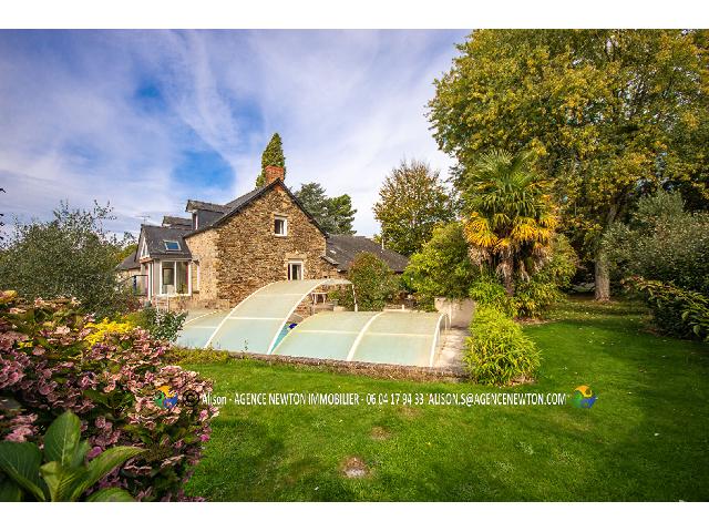 Huis te koop in PONTORSON 50170 Manche Basse-Normandie France: Stenen huis met 4 slaapkamers, overdekt zwembad, tuinen en garages. Een riante gezinswoning in Normandië, nabij Pontorson.<br />
<br />
Deze indrukwekkende vrijstaande gezinswoning, gebouwd in natuursteen, is ...