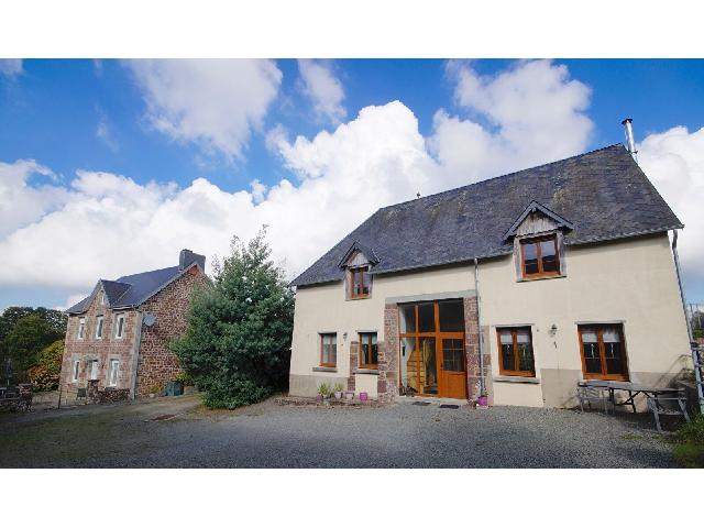 Huis te koop in GAVRAY SUR SIENNE 50450 Manche Basse-Normandie France: Twee mooie, aparte woningen op een perceel van meer dan 2 hectare, vlakbij GAVRAY. Deze woning biedt twee superwoningen, ideaal voor een groot gezin. Of misschien wilt u in de ene wonen en de andere a...