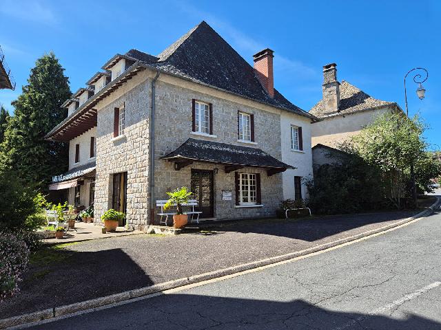 Gîtes/Chambres d'hôtes te koop in ST CIRGUES LA LOUTRE 19220 Corrèze Limousin France: Auberge en Chambre d'hôtes. Stenen woning met 9 slaapkamers, werkplaats, enorme dubbele garage en een perceel van 1.419 m². Gelegen op de beste locatie in een van de mooiste dorpen.<br />
Met het mooiste...