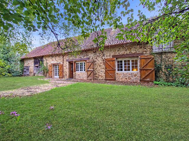Huis te koop in LUBERSAC 19210 Corrèze Limousin France: Stenen huis met 3 slaapkamers (woonruimte op de begane grond), een aangrenzende schuur, een waterput en een vlakke tuin van 3565 m². Prachtig gelegen in het landschap net buiten het stadje LUBERSAC, ...