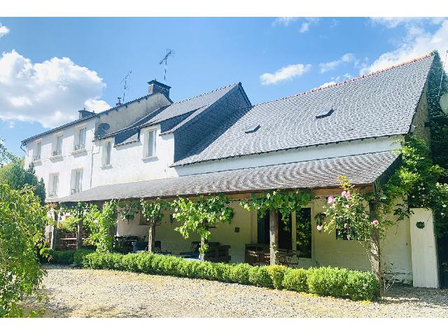 Gîtes/Chambres d'hôtes te koop in ROSTRENEN 22110 Côtes-d'Armor Bretagne France: Een geweldige kans om een ​​prachtig pand te kopen aan het Kanaal Nantes-Brest. Dit pand ligt aan het Kanaal Nantes-Brest, vlakbij het stadje Rostrenen in Côtes-d'Armor. De huidige eigenaren hebb...