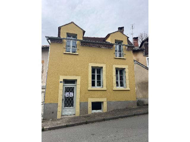 Huis te koop in MAGNAC LAVAL 87190 Haute-Vienne Limousin Frankrijk: Onlangs gerenoveerd huis met twee slaapkamers. Stap binnen in deze prachtig gerenoveerde woning waar elk detail zorgvuldig is overwogen.<br />
<br />
Bij binnenkomst wordt u verwelkomd door een charmante ruimte...
