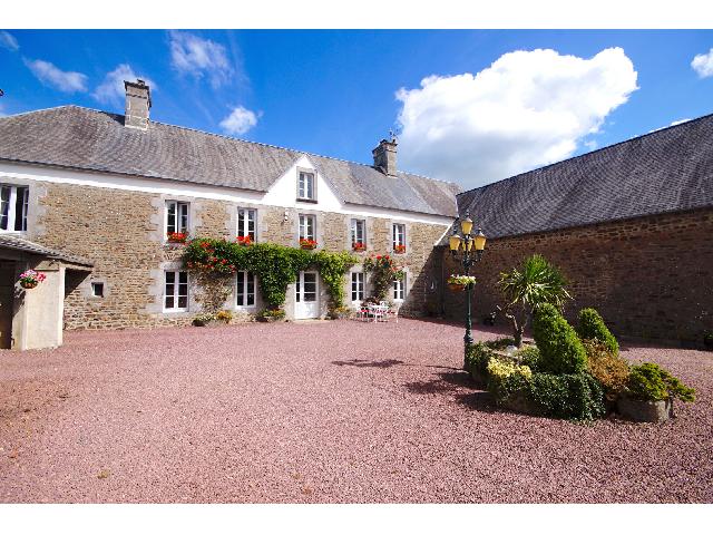 Paardenobject te koop in COUTANCES 50200 Manche Basse-Normandie France: Prestigieuze woning met meer dan 9 hectare grond en bijgebouwen op het platteland nabij Coutances. Droomt u van een ruim huis, omringd door eigen grond, met veel bijgebouwen en zonder directe buren? D...