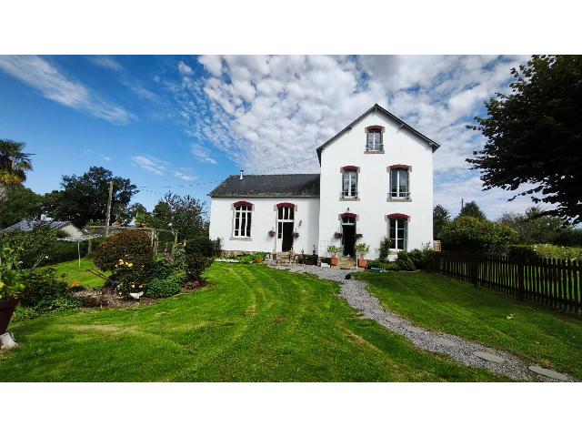 Huis te koop in CLEGUEREC 56480 Morbihan Bretagne France: Fantastisch origineel oud schoolgebouw, 4 slaapkamers, tuinen, privéparkeergelegenheid. Charmant voormalig schoolgebouw, prachtig getransformeerd familiehuis<br />
<br />
Dit unieke pand, ooit een dorpsschool ...