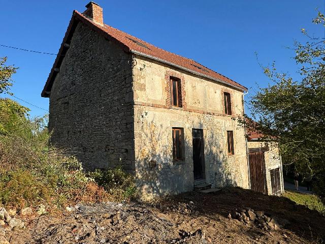 Huis te koop in NAILLAT 23800 Creuse Limousin France: Imposante stenen cottage en aangrenzende schuur voltooien tweede fase van renovatie. Gelegen in een rustig en pittoresk gehucht in de Creusois, op slechts vijftien minuten van het stadje Guéret, is d...