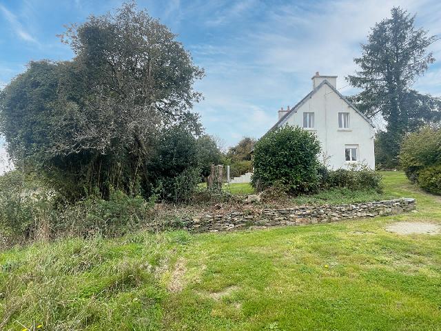 Huis te koop in LOQUEFFRET 29530 Finistère Bretagne France: Ruime, op het zuiden gelegen woning met 3 slaapkamers, grond en stenen bijgebouw. ​​Gelegen te midden van glooiend landschap aan de rand van Loqueffret, biedt deze woning met 3 slaapkamers op het ...