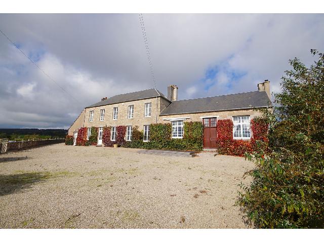 Huis te koop in TESSY BOCAGE 50420 Manche Basse-Normandie France: Schitterend gerenoveerd huis met 4 slaapkamers. Deze woning, waarvan men denkt dat het dateert uit het midden van de 19e eeuw, is doordrenkt van geschiedenis en biedt een adembenemend weids uitzicht o...