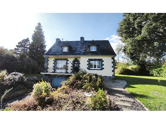 Huis te koop in SAINT TUGDUAL 56540 Morbihan Bretagne Frankrijk: Vrijstaande dorpswoning met 4 slaapkamers, grote tuin, bijgebouw en zwembad. Deze supergrote gezinswoning is gelegen aan de rand van het mooie, pittoreske dorpje Saint-Tugdual. Een traditioneel dorp m...