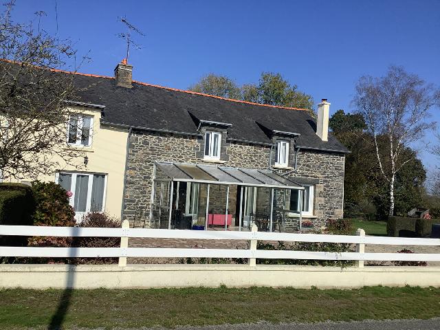 Huis te koop in LANGOURLA 22330 Côtes-d'Armor Bretagne France: Onberispelijke karaktervolle woning met 4 slaapkamers, een grote tuin en vlakbij het dorp. Dit huis is met één woord te beschrijven: onberispelijk. Het is absoluut instapklaar, zonder enige verbouwi...