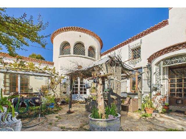 Maison à vendre à VAL-D'OIRE-ET-GARTEMPE 87320 Haute-Vienne Limousin France: Propriété de style espagnol tout à fait unique au coeur de la campagne française Située dans un petit hameau paisible à proximité de la ville de Bussière-Poitevine, cette propriété au style ...