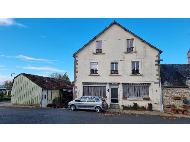 Huis te koop in MENEAC 56490 Morbihan Bretagne France: Halfvrijstaande dorpswoning met 4 slaapkamers en volop potentie. Deze ruime en karakteristieke woning, ooit een traditionele dorpsbar, biedt interessante mogelijkheden, of u nu droomt van een warm en ...