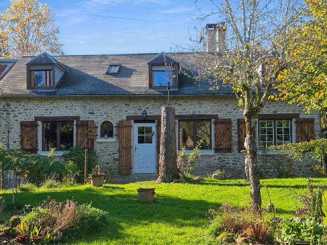 Huis te koop in PEYRISSAC 19260 Corrèze Limousin France: Mooi stenen huis met 3 slaapkamers, aangrenzende schuur, waterput en een tuin van 1364 m². Gelegen in een landelijk gehucht in de gemeente Peyrissac, ligt dit prachtige stenen huis met een fantastisc...