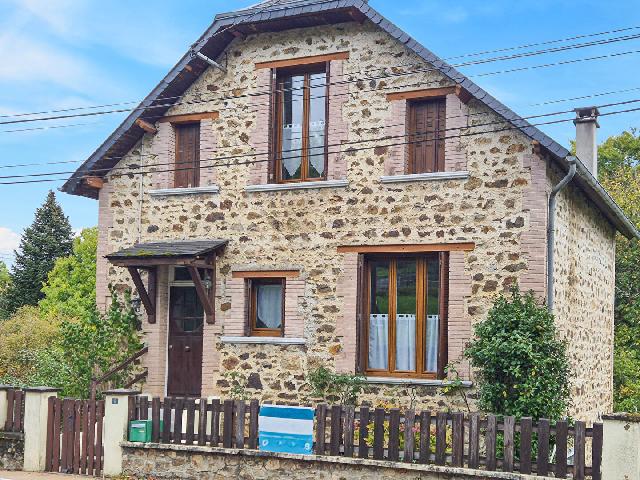Huis te koop in CHAMBERET 19370 Corrèze Limousin France: Mooie stenen woning met 3 slaapkamers, een grote garage en een tuin van 1835 m². Gelegen aan de rand van het mooie en levendige dorp CHAMBERET, ligt deze zeer mooie stenen woning met 3 slaapkamers, e...